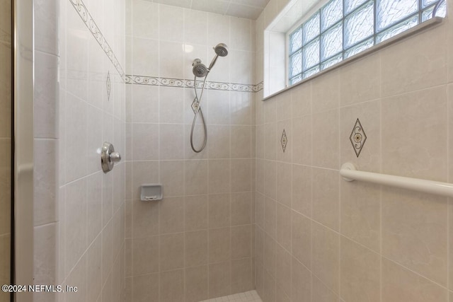 bathroom featuring a tile shower