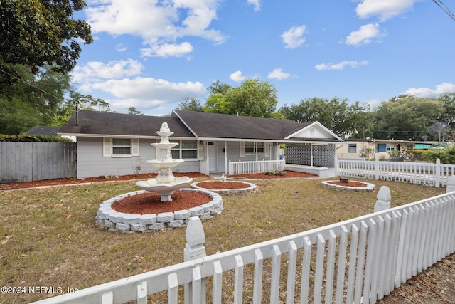 ranch-style home featuring a front lawn and a porch