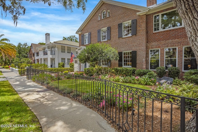 view of front of home featuring a front yard