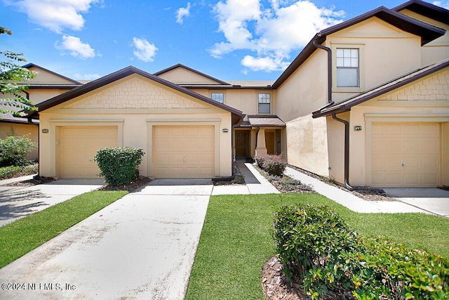 view of front of home featuring a front lawn