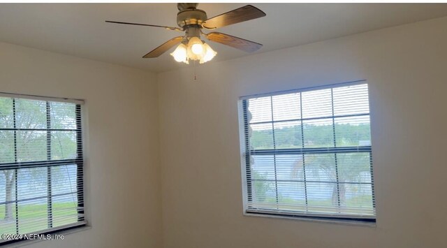 empty room featuring plenty of natural light and ceiling fan