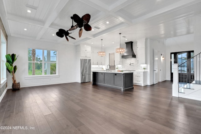 kitchen with ceiling fan, premium range hood, a center island with sink, and dark hardwood / wood-style floors