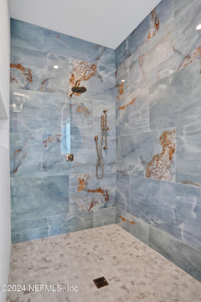 bathroom featuring a tile shower