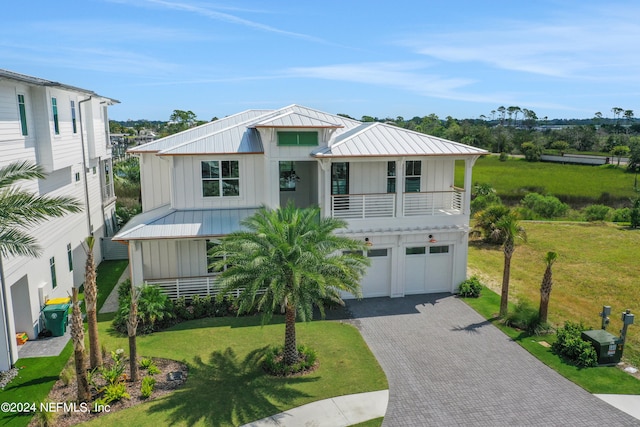 view of front of home featuring a garage and a front yard