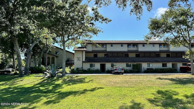 view of front of property featuring a front yard