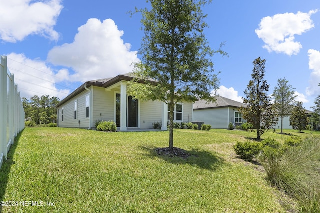 view of front of house featuring a front yard