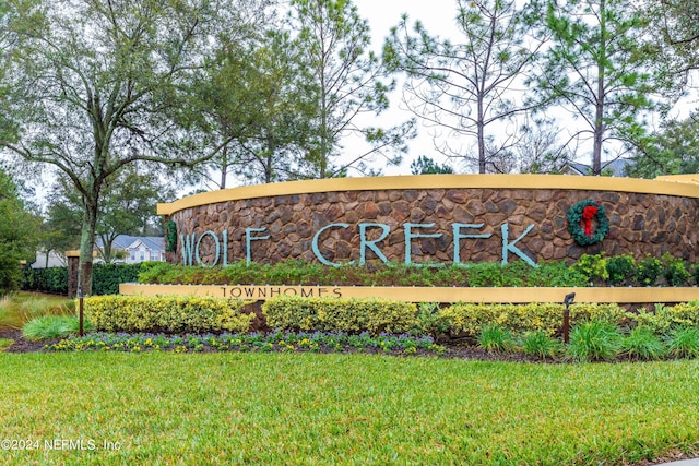 community sign with a lawn