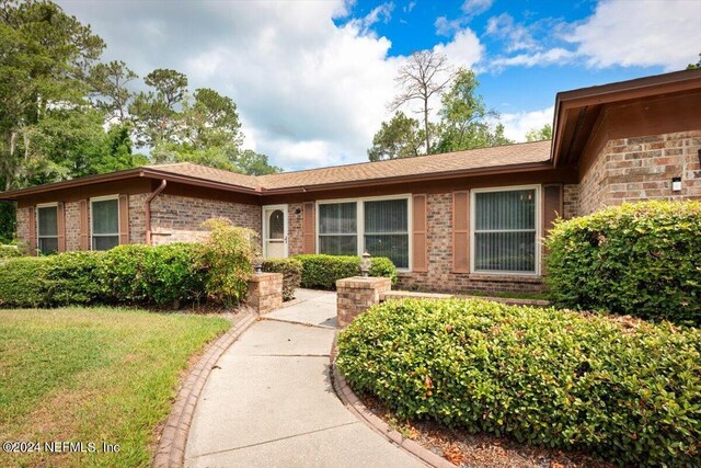 ranch-style house featuring a front lawn