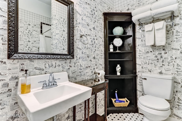 bathroom featuring toilet and sink