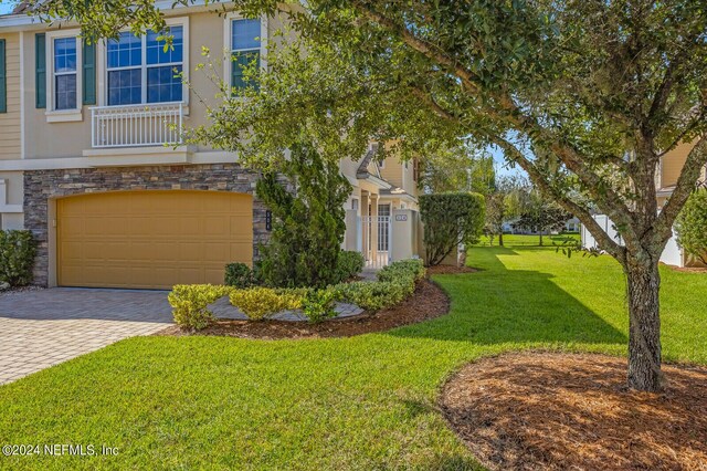 view of front facade featuring a front yard and a garage