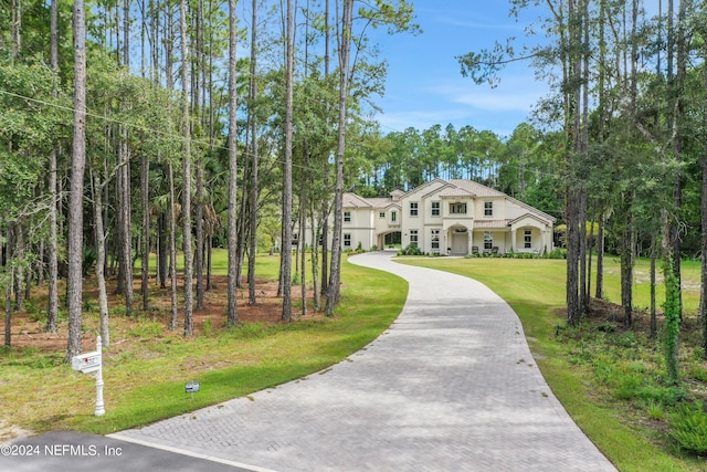 view of front of home featuring a front yard