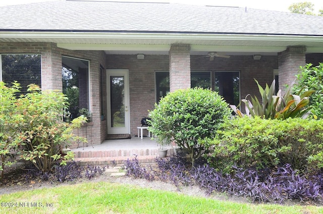 property entrance featuring ceiling fan