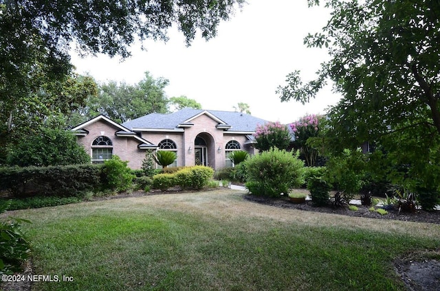 view of front of house featuring a front lawn