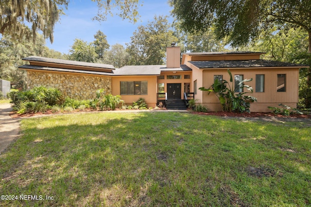 view of front of property featuring a front lawn