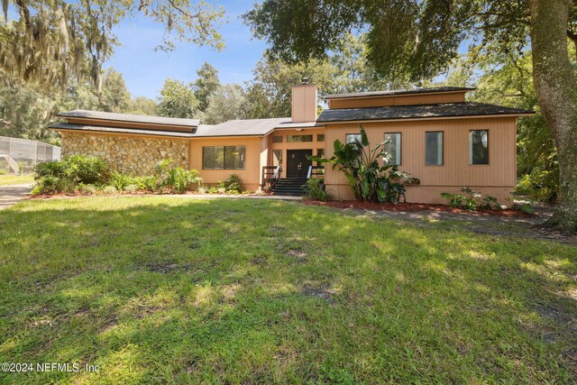 view of front of property with a front yard