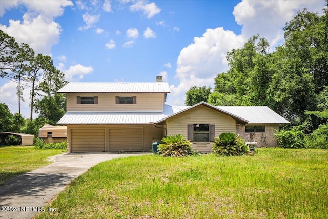 view of front of property featuring a front yard