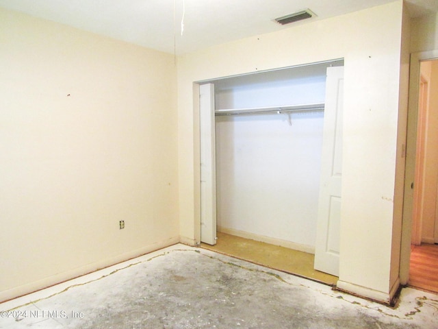 unfurnished bedroom featuring a closet