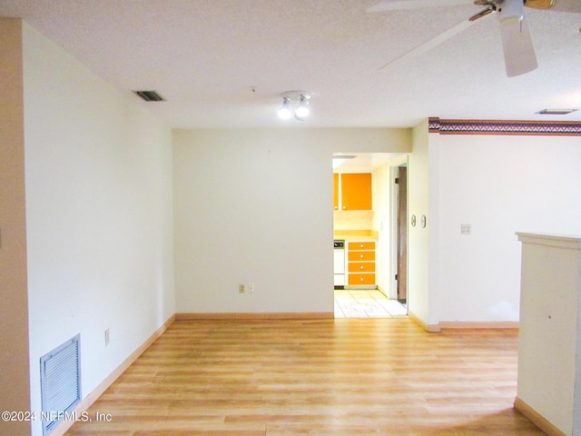 unfurnished room with light hardwood / wood-style floors and ceiling fan