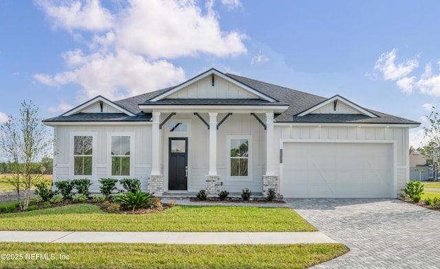 view of front of property featuring a front yard and a garage