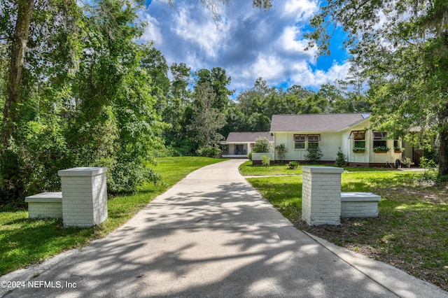 single story home with a front lawn