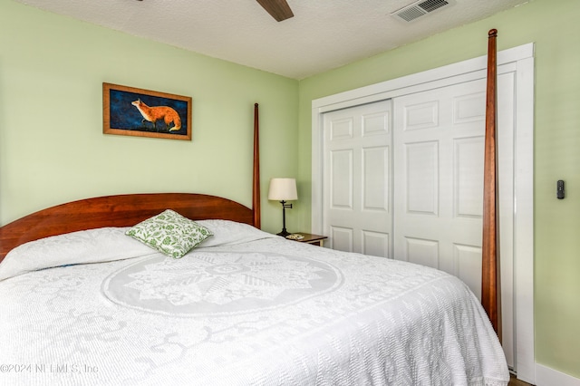 bedroom with ceiling fan, a closet, and a textured ceiling