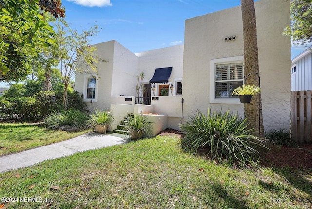 view of front of house with a front yard