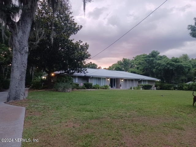 ranch-style house featuring a front yard