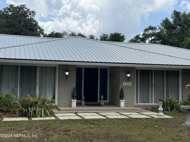 view of front of property featuring a front yard