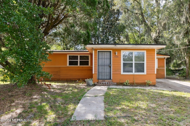 view of front of home with a front lawn