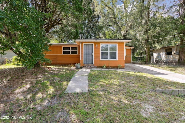 view of front of property with a front lawn