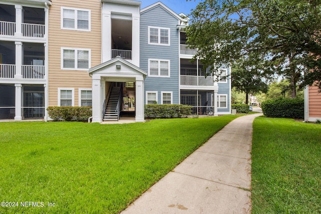view of front of property featuring a front yard