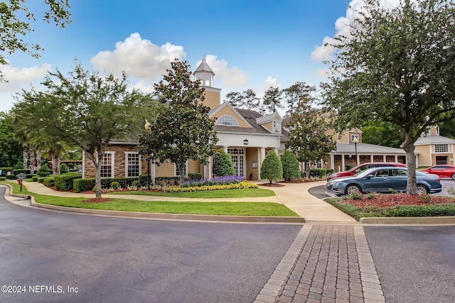view of front of home featuring a front lawn
