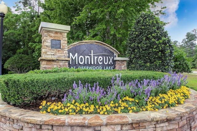 view of community / neighborhood sign