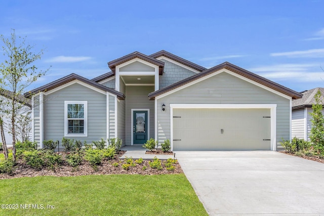 view of front of property featuring a front lawn and a garage