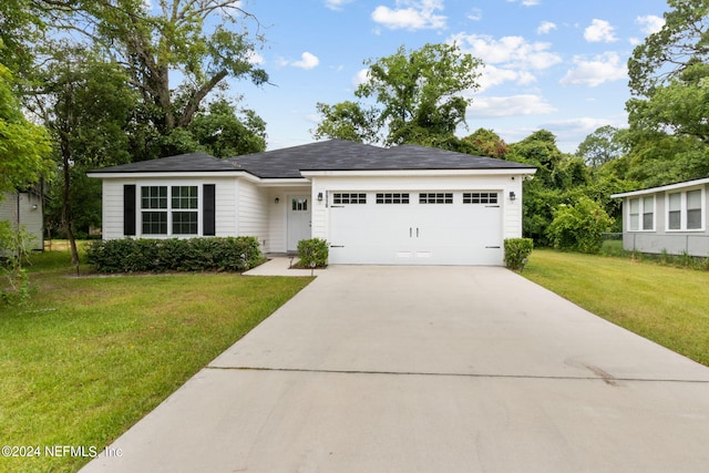 view of front of home featuring a front lawn and a garage