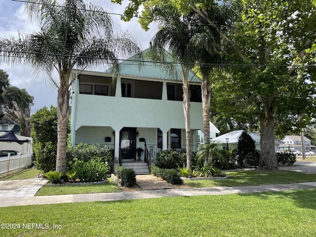 view of front facade featuring a front lawn