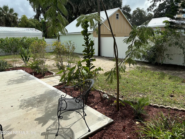 view of yard featuring a patio