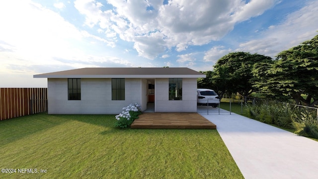 view of front of home featuring a front lawn