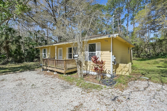 view of front of property featuring a front lawn and covered porch