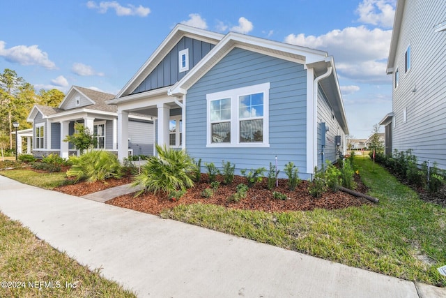 view of front of property featuring a front lawn