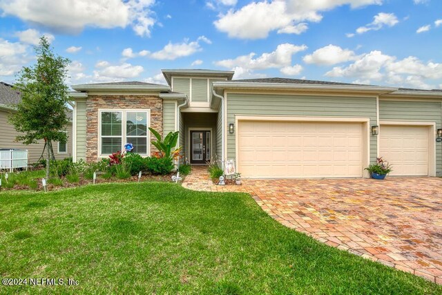 view of front facade featuring a front lawn and a garage