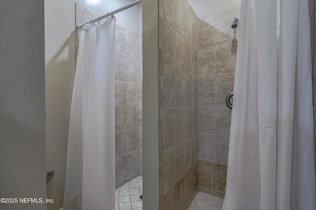 bathroom featuring a shower with shower curtain