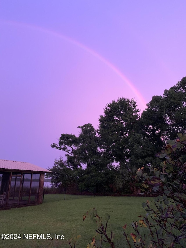 view of yard at dusk