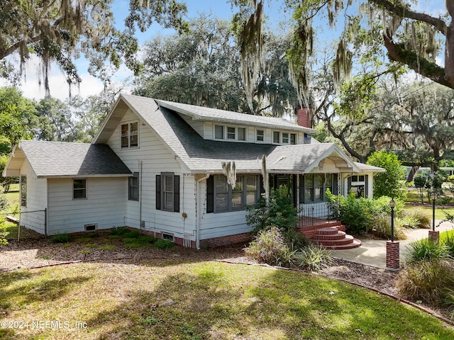 view of front facade featuring covered porch and a front lawn