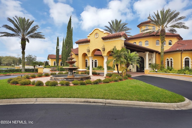 view of front of house featuring a front yard