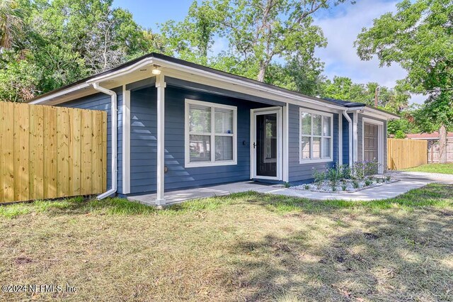 ranch-style home with a front yard