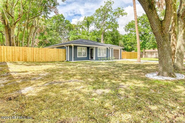 ranch-style home with a front yard