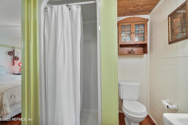 full bath featuring wood ceiling, toilet, and a shower with curtain