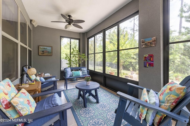 sunroom with ceiling fan