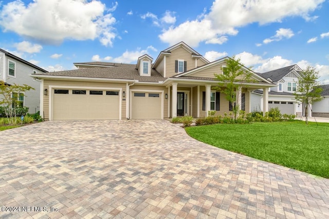 view of front of house featuring a front lawn